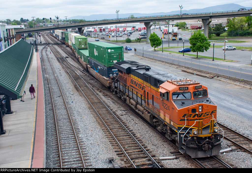 BNSF 4224 leads 276 past the Amtrak Station